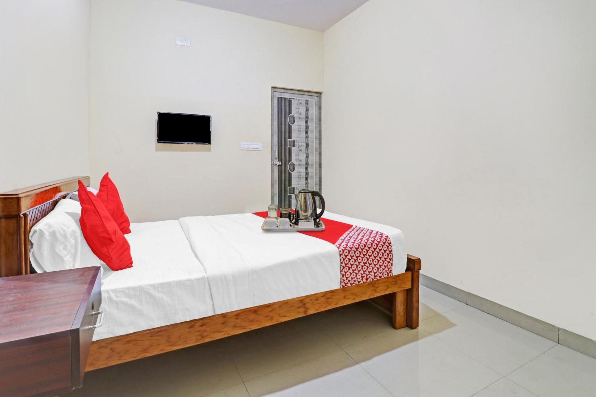 Hotel O Lakshmi Sri Deluxe Boarding & Lodgeing Kumbalgod Экстерьер фото